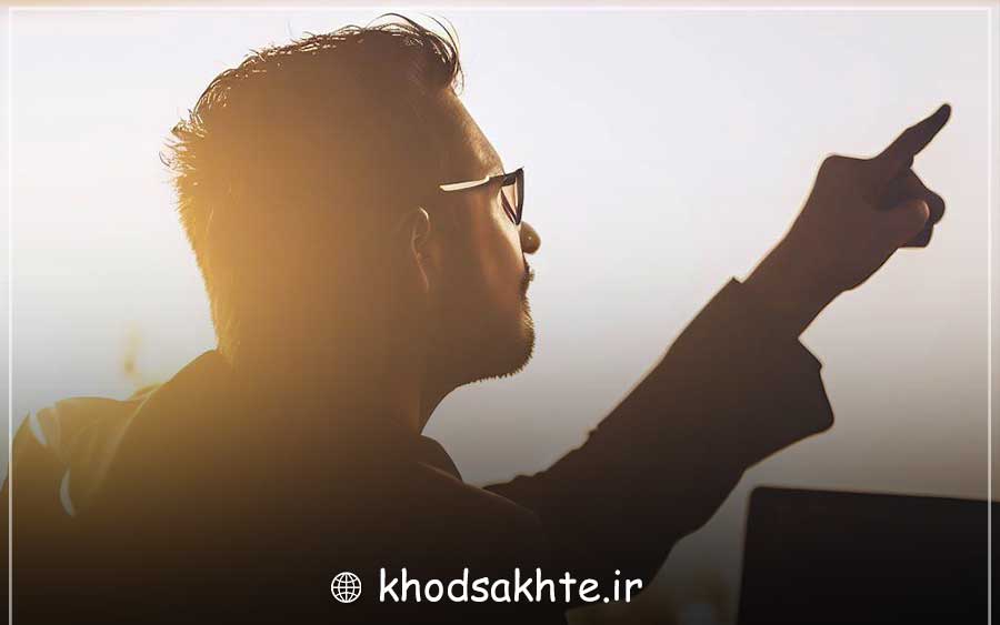 هدف بزرگی انتخاب کنید و در راستای دستیابی به آن هدف تلاش کنید. هنگام راه انداختن کسب و کار، بلندپرواز باشید و اهداف بزرگ را نشانه بگیرید.